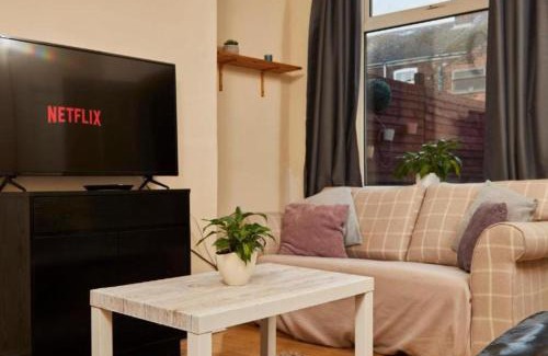 Goole Apartment | Convenient 4 Bedroom Kingston House with Free Parking