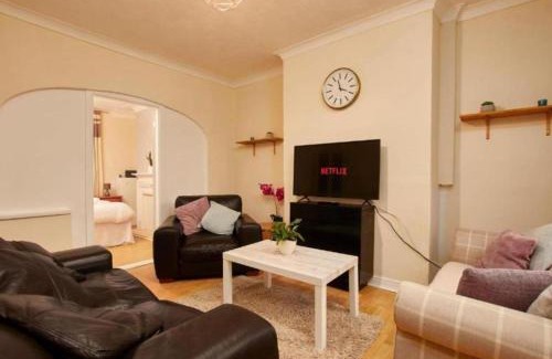 Goole Apartment | Convenient 4 Bedroom Kingston House with Free Parking