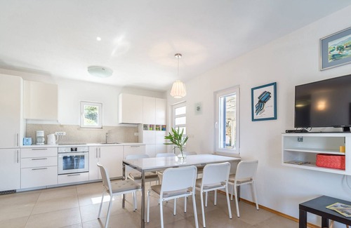 Cove Makarac (Milna) Villa | Charming 4-BR Villa with Heated Pool and Sea Views, Close to Beach