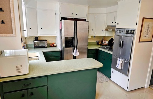 Jackson House | Serene Lakefront Retreat: Family-Friendly with Ocean Views