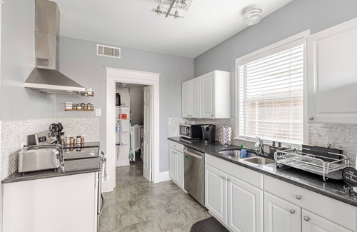 Oak Lawn House | Stylish 4BR Duplex in Oak Lawn with Private Backyard