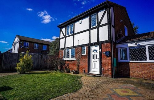 Tea Green House | Spacious 4BR Retreat Ideal for Large Groups & Families