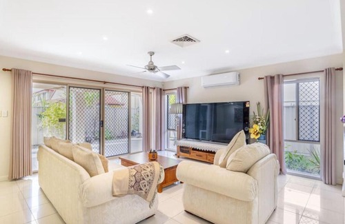 Calamvale House | Inviting 4BR House with Cozy Garden Retreat
