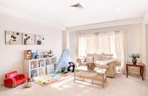Calamvale House | Inviting 4BR House with Cozy Garden Retreat