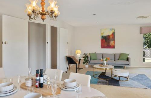 Robertson House | Charming 4BR House w Pool and Parking near Sunnybank