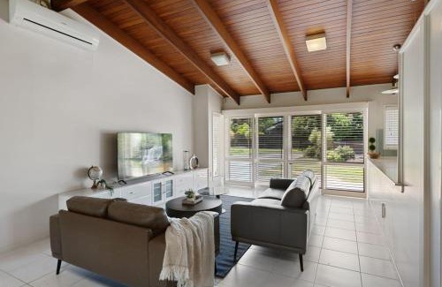Robertson House | Charming 4BR House w Pool and Parking near Sunnybank