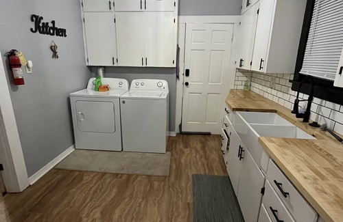 Manhattan House | Guest Rated 9.6! Pet Friendly Home Near Aggieville & K-State