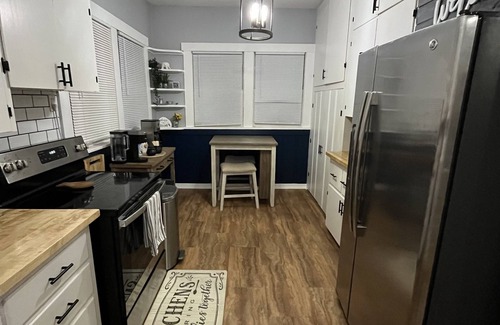 Manhattan House | Guest Rated 9.6! Pet Friendly Home Near Aggieville & K-State