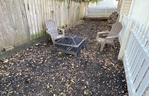 Manhattan House | Guest Rated 9.6! Pet Friendly Home Near Aggieville & K-State
