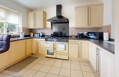 Grays House | Inviting 5-Bed House with Kitchen in Grays