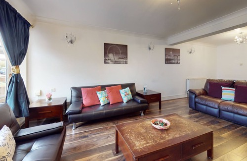 Grays House | Inviting 5-Bed House with Kitchen in Grays