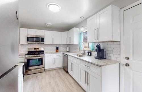 Virginia Village House | Spacious 5 King House - Perfect for Pets and Families!