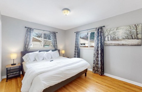 Virginia Village House | Spacious 5 King House - Perfect for Pets and Families!