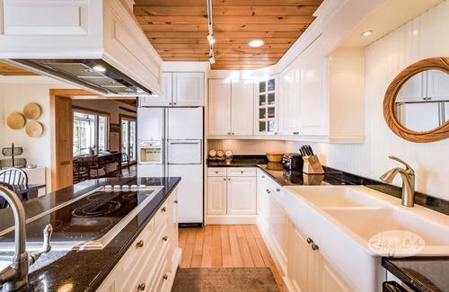 Bala Cottage | Relaxing Island Cottage on Lake Muskoka with Sauna & More