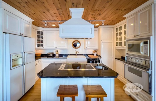 Bala Cottage | Relaxing Island Cottage on Lake Muskoka with Sauna & More