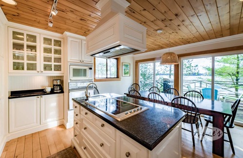 Bala Cottage | Relaxing Island Cottage on Lake Muskoka with Sauna & More