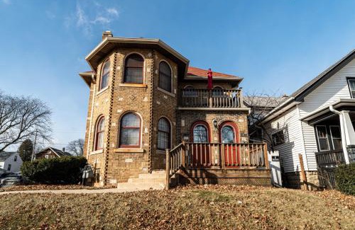 Milwaukee House | Charming 6BR Home in Milwaukees Historic District