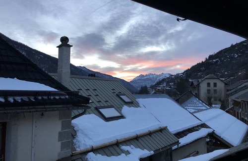 Aiguilles Apartment | Exceptional 3-Bed Apartment with Pool & Breakfast Included