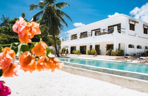 Uroa Villa | Inviting Beach Villa with Pool, Pet-Friendly for 21 Guests