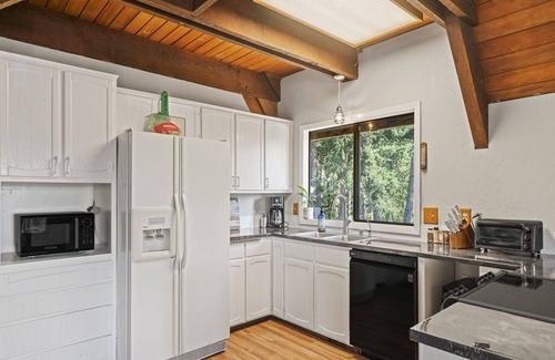 Eugene House | Cozy A Frame Retreat Near Eugene with Pool & Pet Welcome