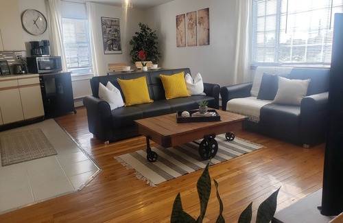 Queens Apartment | Convenient Getaway near JFK with Spa and Hot Tub Access
