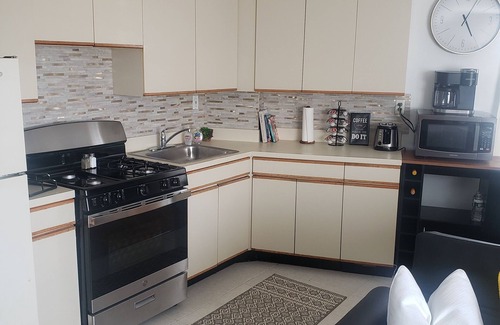 Queens Apartment | Convenient Getaway near JFK with Spa and Hot Tub Access