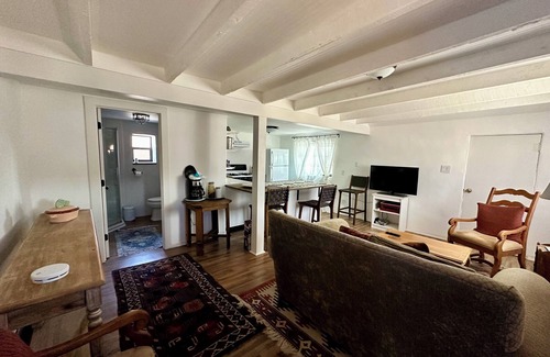 Las Vegas House | Charming adobe casita 1block from Plaza