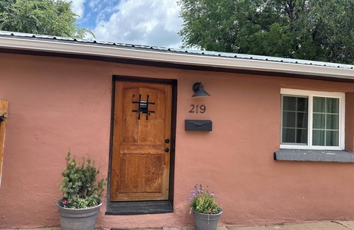 Las Vegas House | Charming adobe casita 1block from Plaza