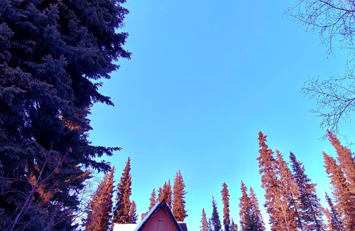 Fairbanks House | Pet-Friendly Alaskan Chalet with Spa and Hot Tub Amenities