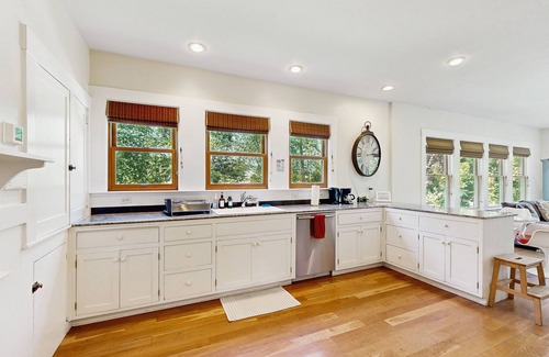 Geyserville Other | Charming Alexander Valley Farmhouse with loft, hot tub & a complementary tasting