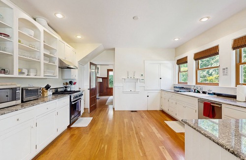 Geyserville Other | Charming Alexander Valley Farmhouse with loft, hot tub & a complementary tasting