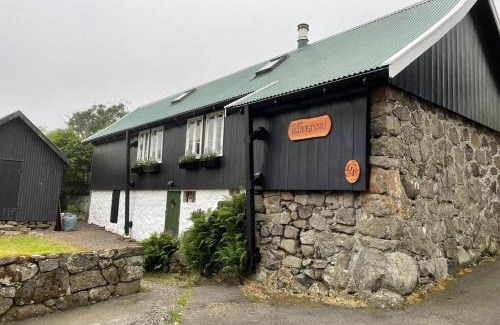 Kvivik House | Heritage Retreat in Kvívík by the River - 4-Star Stay