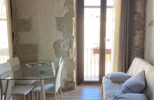 Cagliari Apartment | Bright 1900s Apartment with Kitchen & Breakfast - Rated 9.8