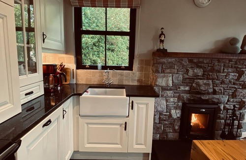 Glenbeigh Cottage | Cozy Cottage in Glenbeigh with Ocean View & Free WiFi