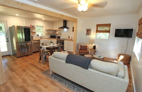 Davidson House | Cozy Cottage Retreat in Davidson, NC - Guest Rated 9.6/10
