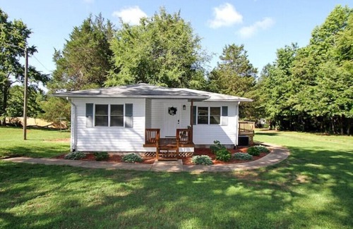 Davidson House | Cozy Cottage Retreat in Davidson, NC - Guest Rated 9.6/10