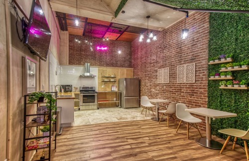 Downtown San Francisco Hotel | Cozy Downtown Room with Spa and Hot Tub Amenities