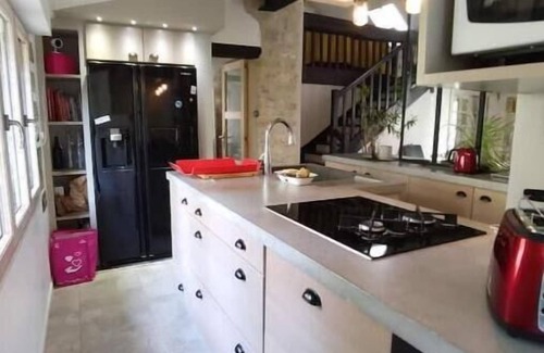Senlis House | Idyllic House with Spa, Hot Tub & Pet-Friendly Amenities