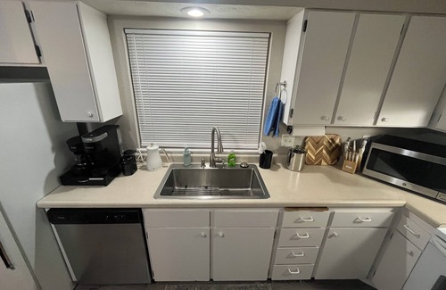 Springfield House | Charming and relaxing 2-bedroom house in quaint Springfield with AC.