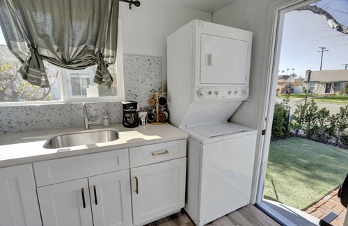 West Whittier-Los Nietos Apartment | Retro-Inspired One-Bedroom Duplex Near Dining & Shopping