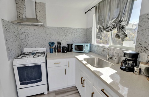 West Whittier-Los Nietos Apartment | Retro-Inspired One-Bedroom Duplex Near Dining & Shopping