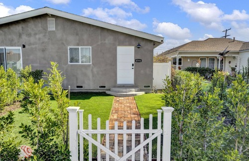West Whittier-Los Nietos Apartment | Retro-Inspired One-Bedroom Duplex Near Dining & Shopping