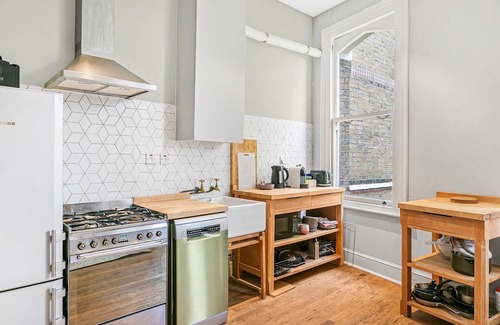 Brixton Apartment | Modern Condo in Brixton with Family-Friendly Amenities