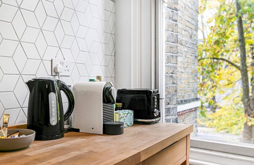 Brixton Apartment | Modern Condo in Brixton with Family-Friendly Amenities