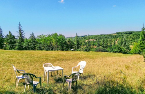 Soucirac House | Idyllic Cottage Retreat with Pool and Spa in Scenic Countryside