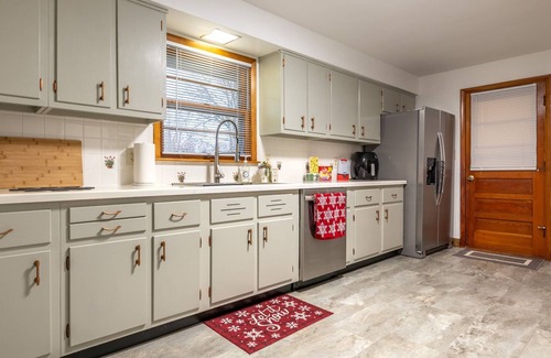 Lancaster House | Cozy 3 Bedroom Home in Lancaster with Ocean View