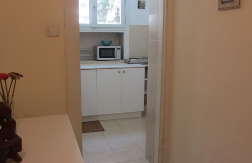 Tel Aviv City Center Apartment | Charming City-Center Apartment with Balcony & Spa Amenities