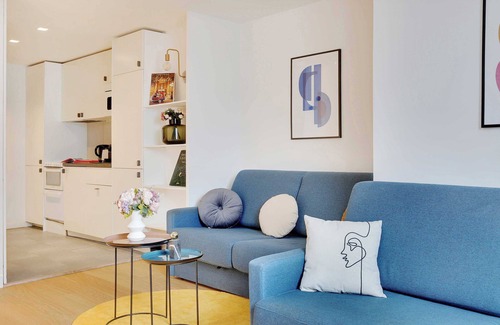 Quartier Saint-Ambroise Apartment | Cozy Retreat Near Marais with Spa and Family-Friendly Amenities
