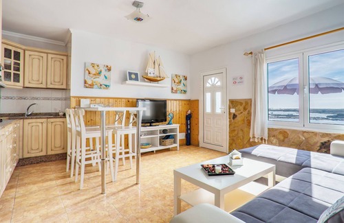 Orzola Apartment | Cozy Apartment by the Sea Near Caletón Blanco with Wi-Fi
