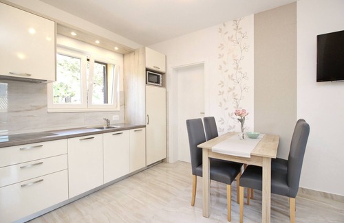 Baska Apartment | Ideal Oceanfront Apartment for 4 with Balcony in Cubranic